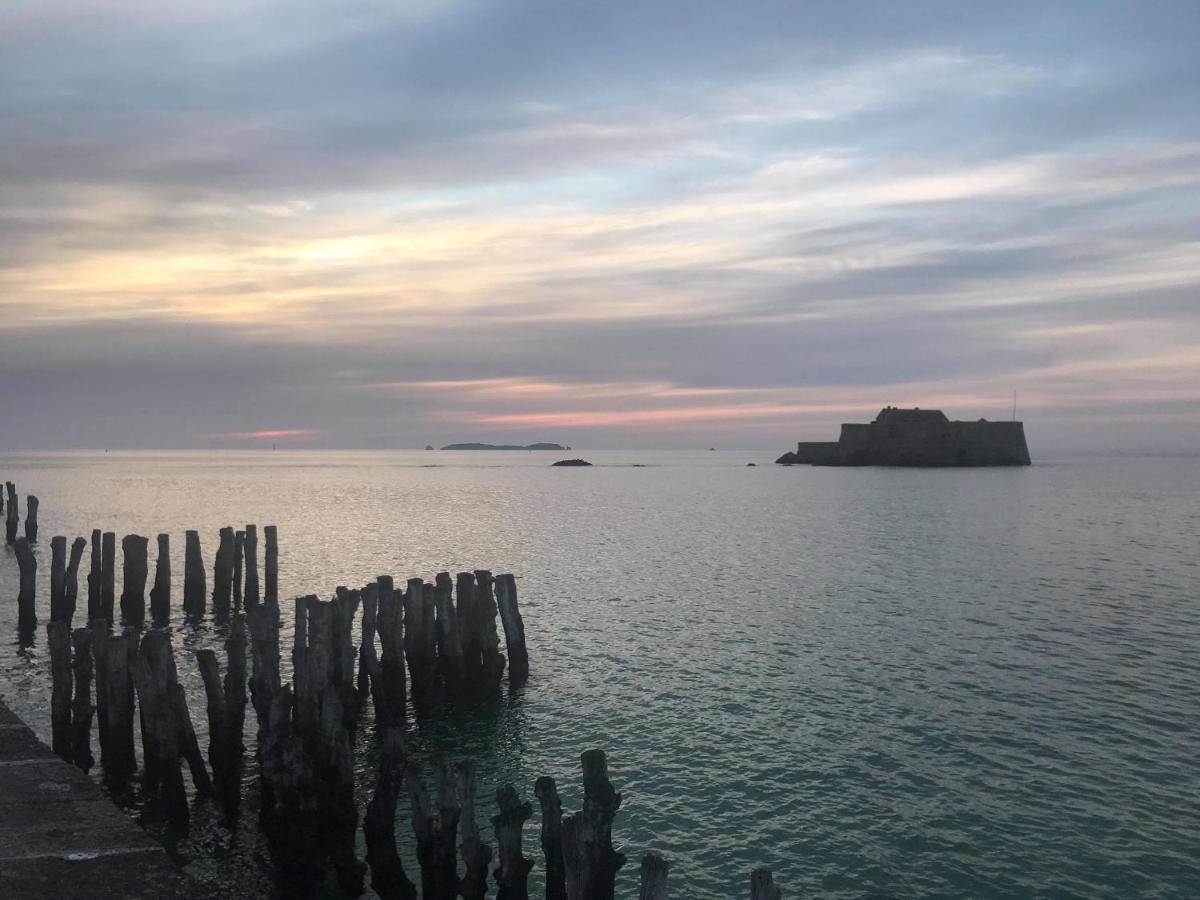 Appartement de 60 m2 tout juste rénové à Saint Malo Intra-Muros Esterno foto
